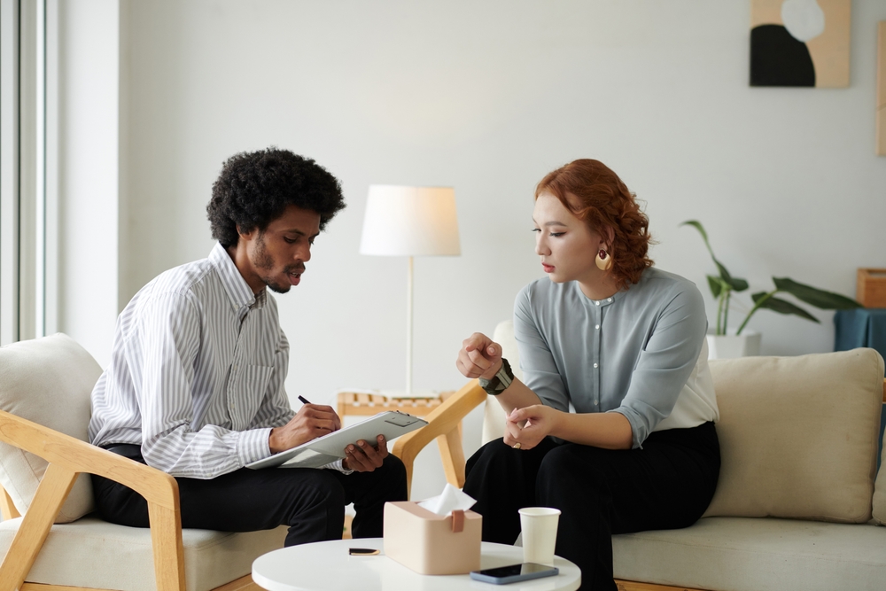 Psychotherapist,Asking,Questions,And,Filling,Form,On,Clipboard,When,Talking